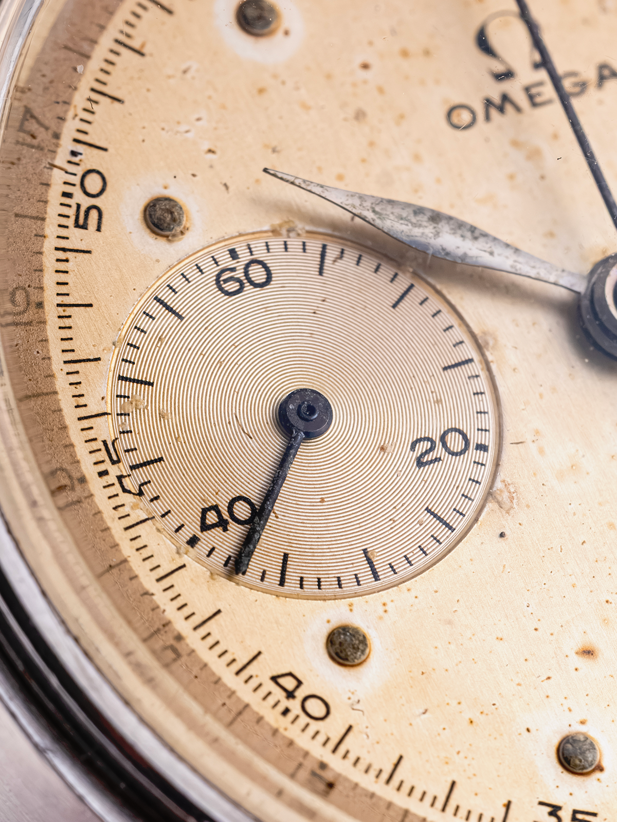 Omega Chronograph Pre-Speedmaster CK2077 with Caliber 33.3 from 1944