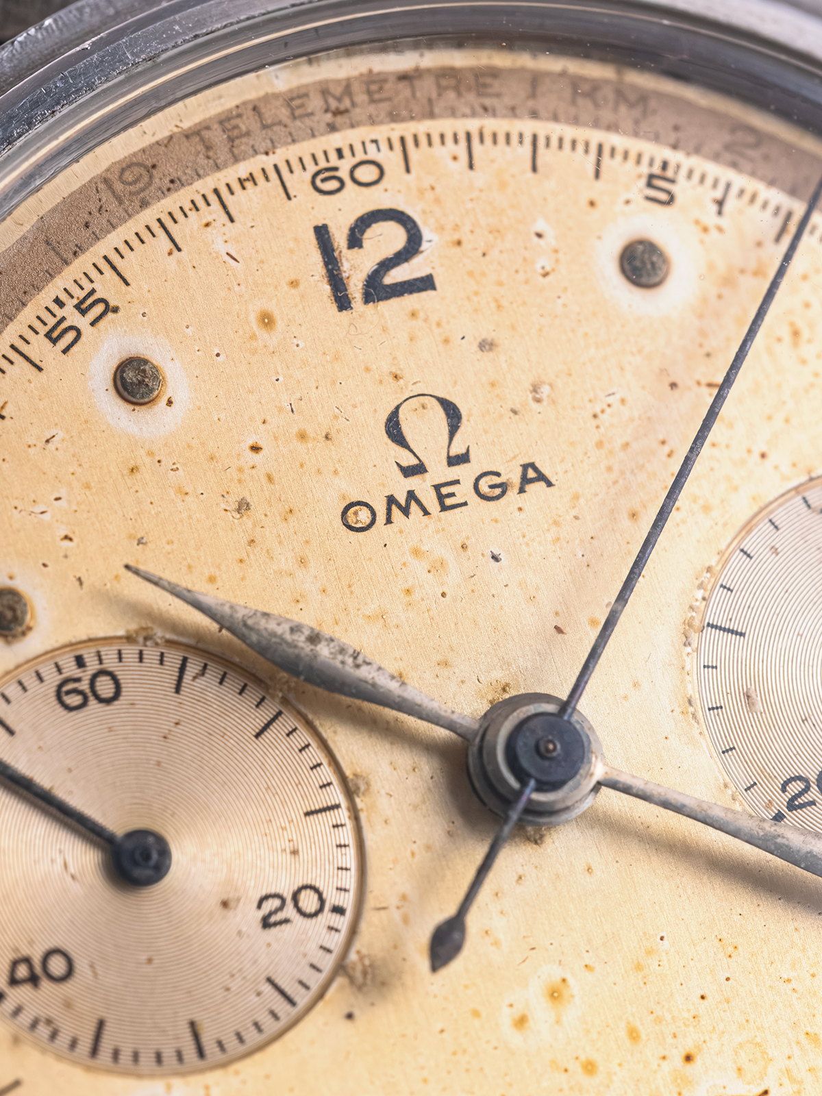 Omega Chronograph Pre-Speedmaster CK2077 with Caliber 33.3 from 1944